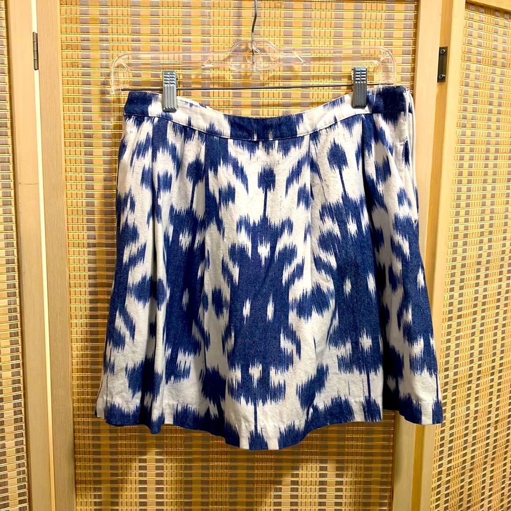 Vineyard Vines blue and white skirt. Size 2. With pockets!